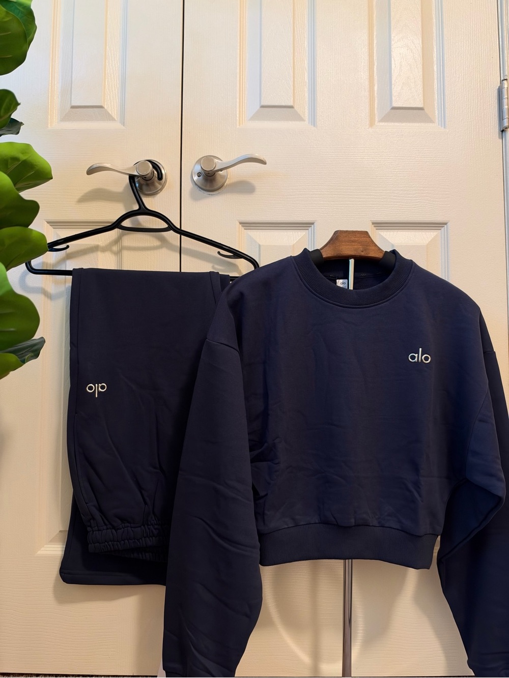 ALO yoga Accolade Cropped Crewneck and Straight Leg Pants Set in Navy SML